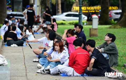 Giới trẻ thưởng thức cà phê bệt, tránh nóng ở công viên- Ảnh 6. Công viên là nơi nhiều bạn chọn để tránh nóng