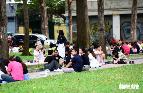 Giới trẻ thưởng thức cà phê bệt, tránh nóng ở công viên- Ảnh 10. Những mảng xanh mướt mắt làm cho không khí dịu hơn, những cuộc trò chuyện cũng trở nên rôm rả hơn