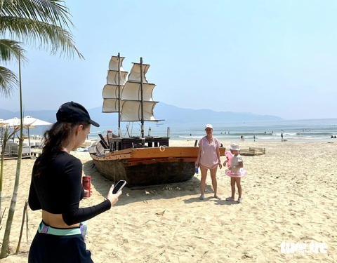 Nắng nóng lịch sử, ra 'bờ biển đẹp nhất hành tinh Gia đình người Nga này cho biết bờ biển đẹp của Đà Nẵng là nơi họ chọn lưu trú chính trong kỳ nghỉ tại Việt Nam - Ảnh: TRƯỜNG TRUNG