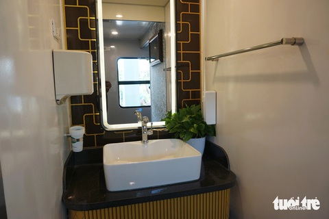 Đường sắt khai trương đoàn tàu chất lượng cao chạy tuyến TP.HCM - Đà Nẵng- Ảnh 7. Khu vực nhà vệ sinh trên tàu - Ảnh: ĐỨC PHÚ