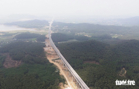 Ngắm cao tốc Diễn Châu - Bãi Vọt trước ngày thông xe- Ảnh 1. Cầu cạn Thần Vũ 2 - 1 trong 5 cây cầu cạn vượt núi và hồ đập trên cao tốc Diễn Châu - Bãi Vọt - Ảnh: DOÃN HÒA