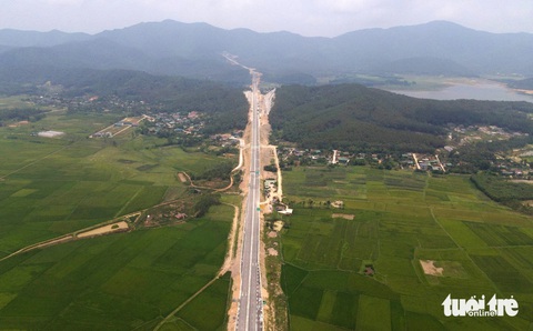 Ngắm cao tốc Diễn Châu - Bãi Vọt trước ngày thông xe- Ảnh 2. Dự án cao tốc Diễn Châu - Bãi Vọt có chiều dài hơn 49km qua hai tỉnh Nghệ An và Hà Tĩnh - Ảnh: DOÃN HÒA
