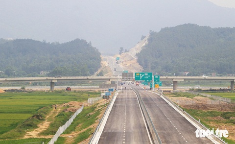 Ngắm cao tốc Diễn Châu - Bãi Vọt trước ngày thông xe- Ảnh 3. Dự án cao tốc Bắc - Nam đoạn Diễn Châu - Bãi Vọt được khởi công vào tháng 5-2021. Sau gần ba năm thi công, dự án sẽ thông xe kỹ thuật tới quốc lộ 46B, Nghệ An vào chiều 28-4 - Ảnh: DOÃN HÒA