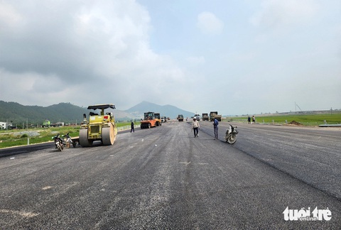 Ngắm cao tốc Diễn Châu - Bãi Vọt trước ngày thông xe- Ảnh 5. Để thông xe tuyến Diễn Châu - Bãi Vọt đúng tiến độ, hàng trăm máy móc, công nhân được đơn vị thi công huy động làm ngày đêm - Ảnh: DOÃN HÒA
