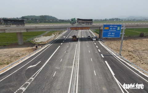 Ngắm cao tốc Diễn Châu - Bãi Vọt trước ngày thông xe- Ảnh 8. Dự án được phân kỳ đầu tư với chiều dài hơn 49km, quy mô 4 làn xe, nền đường rộng 17m, vận tốc thiết kế 80km/h - Ảnh: DOÃN HÒA