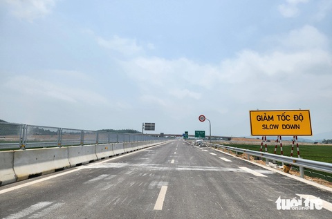 Ngắm cao tốc Diễn Châu - Bãi Vọt trước ngày thông xe- Ảnh 9. Nhà chức trách hoàn thiện các biển cảnh báo trên cao tốc Diễn Châu - Bãi Vọt - Ảnh: DOÃN HÒA
