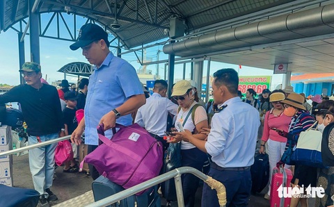 Khách chọn tour đường bộ đi Phú Quốc nên tàu cao tốc tăng chuyến chạy dịp lễ 30-4- Ảnh 1. Ngày 27-4, khách du lịch nhộn nhịp lựa chọn ngồi tàu cao tốc từ TP Rạch Giá đi ra Phú Quốc chơi lễ - Ảnh: CHÍ CÔNG