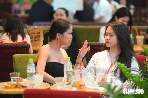 Các trung tâm thương mại ở TP.HCM trở thành 'điểm du lịch' tránh nóng lý tưởng- Ảnh 5. Chị Mai Anh (trái, TP Thủ Đức) cho biết