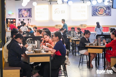 Các trung tâm thương mại ở TP.HCM trở thành 'điểm du lịch' tránh nóng lý tưởng- Ảnh 7. Các cửa hàng ăn uống trong tình trạng kín bàn, khách muốn đến lượt phải đặt trước