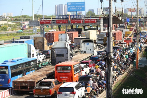 Xe cộ ‘ken đặc’ trên đường Võ Nguyên Giáp, đi không xong, quay đầu không được- Ảnh 2. Hàng ngàn xe