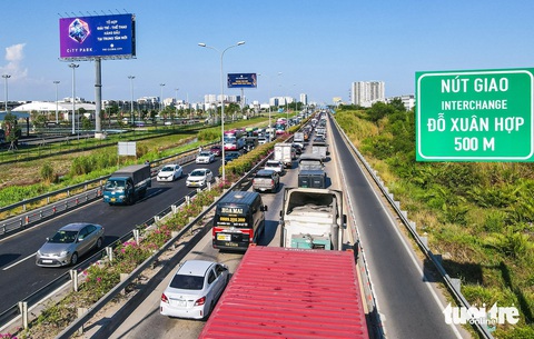 Bức xúc vì vào đường dẫn mới biết đóng cao tốc TP.HCM - Long Thành - Dầu Giây- Ảnh 2. Xe cộ nối dài từ hướng nút giao An Phú - nút giao Đỗ Xuân Hợp về hướng Đồng Nai - Ảnh: CHÂU TUẤN