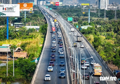 Bức xúc vì vào đường dẫn mới biết đóng cao tốc TP.HCM - Long Thành - Dầu Giây- Ảnh 6. Ghi nhận của phóng viên, việc ùn ứ xe đã diễn ra từ trưa 27-4 và phức tạp hơn khi về chiều - Ảnh: CHÂU TUẤN