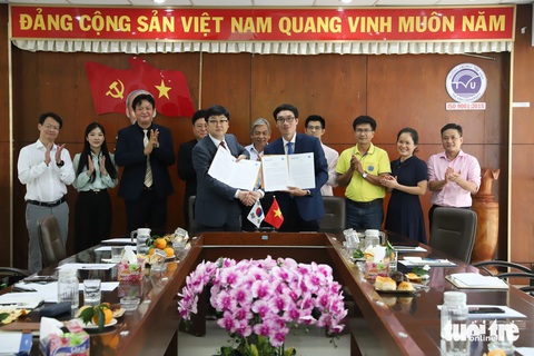 Tập đoàn Hàn Quốc hỗ trợ công nghệ nước sạch cho Trường đại học Trà Vinh- Ảnh 1. Lễ ký kết giữa Tập đoàn Aquaworks và Trường đại học Trà Vinh - Ảnh: NGUYỄN KHÔI