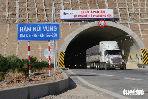 Ngày mai tạm đóng cao tốc Cam Lâm - Vĩnh Hảo- Ảnh 1. Cao tốc Cam Lâm - Vĩnh Hảo chính thức thông tuyến vào ngày 26-4 và chưa thu phí. Dự kiến thu phí bắt đầu từ ngày 2-5 - Ảnh: DUY NGỌC