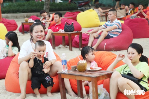 Chiều muộn, biển Cửa Lò đông nghịt du khách tắm biển- Ảnh 2. Người dân và du khách thấy không khí biển thông thoáng và gần gũi hơn sau khi chính quyền địa phương giải tỏa hơn 200 ki ốt dọc bờ biển - Ảnh: DOÃN HÒA