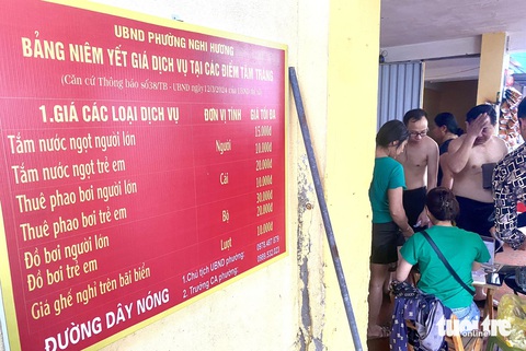 Chiều muộn, biển Cửa Lò đông nghịt du khách tắm biển- Ảnh 6. Chính quyền địa phương yêu cầu các cơ sở kinh doanh công khai giá cả các dịch vụ và đường dây nóng - Ảnh: DOÃN HÒA