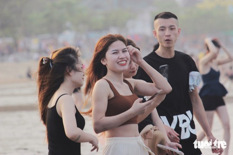 Chiều muộn, biển Cửa Lò đông nghịt du khách tắm biển- Ảnh 7. Nhiều du khách chia sẻ do vé máy bay tăng cao nên họ lựa chọn Cửa Lò là điểm đến cho kỳ nghỉ lễ năm nay, bởi không mất nhiều thời gian di chuyển lại vừa tiết kiệm chi phí - Ảnh: DOÃN HÒA