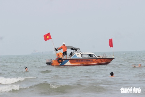 Chiều muộn, biển Cửa Lò đông nghịt du khách tắm biển- Ảnh 10. Lực lượng cứu hộ ứng trực sẵn sàng hỗ trợ du khách - Ảnh: DOÃN HÒA