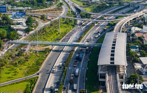 Di dời, đốn hạ 185 cây xanh để làm dự án kết nối xe buýt với metro số 1- Ảnh 1. Cầu bộ hành kết nối ga Rạch Chiếc (thuộc tuyến metro số 1) - Ảnh: CHÂU TUẤN