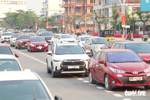 Chiều muộn, biển Cửa Lò đông nghịt du khách tắm biển- Ảnh 4. Dòng xe cộ nối đuôi nhau xuống Cửa Lò trong ngày đầu kỳ nghỉ lễ 30-4 và 1-5 - Ảnh: DOÃN HÒA
