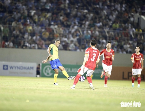 Công Vinh, Tiến Linh không 'cứu' nổi tuyển ngôi sao Việt Nam trước các 'vũ công' Brazil- Ảnh 1. Rivaldo trong vòng vây của các cầu thủ Việt Nam - Ảnh: THẮNG LÊ