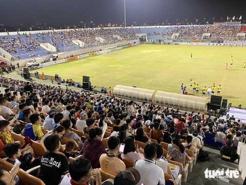 Công Vinh, Tiến Linh không 'cứu' nổi tuyển ngôi sao Việt Nam trước các 'vũ công' Brazil- Ảnh 2. Rất lâu từ khi Đà Nẵng xuống chơi tại giải hạng nhất, sân vận động Hòa Xuân mới lại sống trong không khí lễ hội - Ảnh: TRƯỜNG TRUNG