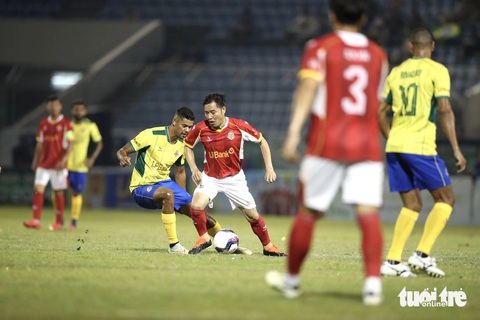 Công Vinh, Tiến Linh không 'cứu' nổi tuyển ngôi sao Việt Nam trước các 'vũ công' Brazil- Ảnh 3. Danh thủ Hồng Sơn tạo ra điểm nhấn ở tuyến giữa của tuyển ngôi sao Việt Nam - Ảnh: THẮNG LÊ