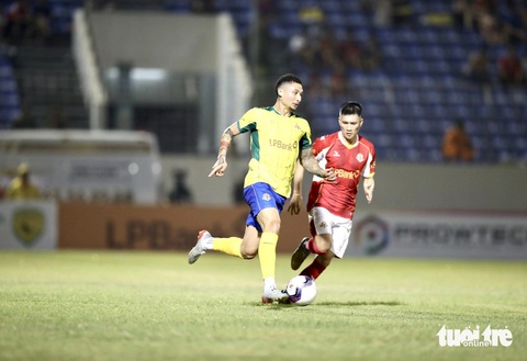 Công Vinh, Tiến Linh không 'cứu' nổi tuyển ngôi sao Việt Nam trước các 'vũ công' Brazil- Ảnh 4. Công Vinh trong một pha theo đuổi