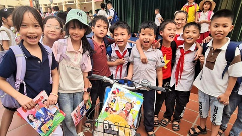 Từ Điện Biên Phủ, nhìn về khát vọng non sông- Ảnh 3. Học sinh Điện Biên vui cười bên chiếc xe đạp được các thành viên tham gia đoàn hành trình của TP.HCM tự góp tiền túi tặng 7 chiếc dịp này - Ảnh: N.NHUNG