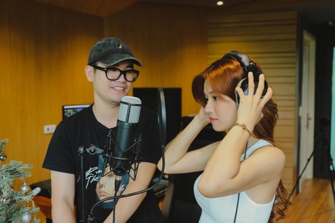 Loạt nghệ sĩ ‘xỉu up xỉu down’ khi bị Hoàng Yến Chibi 'phỏng vấn' giữa trời nắng- Ảnh 2. Sốc nhiệt là sản phẩm tiếp theo Hoàng Yến Chibi kết hợp với nhạc sĩ Khắc Hưng kể từ sau Ừ em xin lỗi và Đào đâu ra người như anh.