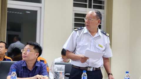 Vụ sà lan chìm: Vì sao 4 nạn nhân không trong danh sách thuyền viên đăng ký?- Ảnh 2. Ông Lê Văn Lương (đứng) giám đốc Cảng vụ hàng hải Quảng Ngãi - Ảnh: T.M