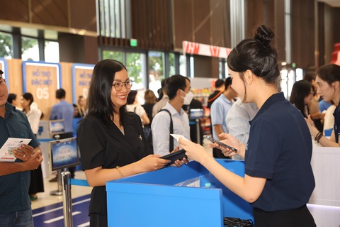 HSBC tăng định giá cổ phiếu Masan- Ảnh 1. Cổ đông check-in tham gia Đại hội đồng cổ đông (ĐHĐCĐ) thường niên Masan 2024
