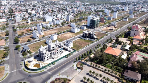 Cựu chủ tịch Bình Thuận Lê Tiến Phương bị đưa ra xét xử vì gây thiệt hại hơn 300 tỉ - Ảnh 2. Cựu chủ tịch Bình Thuận Lê Tiến Phương bị đưa ra xét xử vì gây thiệt hại hơn 300 tỉ - Ảnh 2.