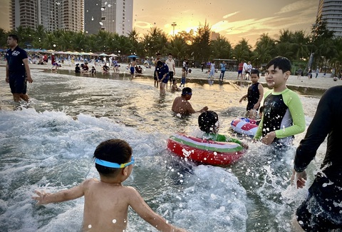 Dịp lễ này khu vực ven biển Đà Nẵng sẽ có 18 hoạt động sự kiện trong chương trình khai trương mùa du lịch chủ đề “Sóng mùa hè” - Ảnh: TR.TRUNG Dịp lễ này khu vực ven biển Đà Nẵng sẽ có 18 hoạt động sự kiện trong chương trình khai trương mùa du lịch chủ đề “Sóng mùa hè” - Ảnh: TR.TRUNG