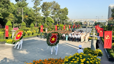 Lãnh đạo TP.HCM dâng hương Chủ tịch Hồ Chí Minh, các anh hùng liệt sĩ- Ảnh 1. Đoàn đại biểu TP.HCM và đoàn đại biểu lực lượng vũ trang Quân khu 7 dâng hương tại nghĩa trang liệt sĩ TP.HCM - Ảnh: L.H.