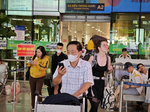 Tân Sơn Nhất khác lạ dịp lễ 30-4, thông thoáng ngày đầu cao điểm đi lại- Ảnh 5. Khách tới Tân Sơn Nhất thong thả, nhiều khách quốc tế đến TP.HCM du lịch dịp lễ - Ảnh: CÔNG TRUNG