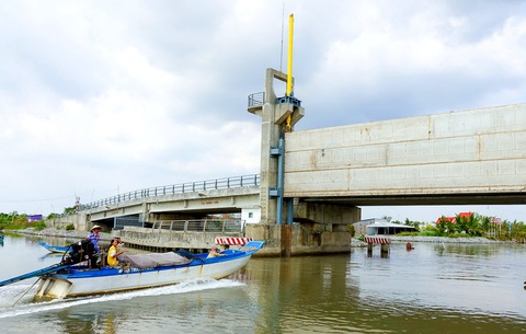 Cống Rạch Ông ở xã Vân Khánh Đông (huyện An Minh) được Kiên Giang đầu tư bài bản, chắc chắn nhưng vẫn nằm im vì chưa có điện ba pha vận hành đóng ngăn mặn - Ảnh: CHÍ CÔNG Cống Rạch Ông ở xã Vân Khánh Đông (huyện An Minh) được Kiên Giang đầu tư bài bản, chắc chắn nhưng vẫn nằm im vì chưa có điện ba pha vận hành đóng ngăn mặn - Ảnh: CHÍ CÔNG
