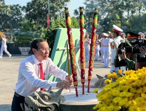 Lãnh đạo TP.HCM dâng hương Chủ tịch Hồ Chí Minh, các anh hùng liệt sĩ- Ảnh 2. Bí thư Thành ủy TP.HCM Nguyễn Văn Nên dâng hương các anh hùng liệt sĩ - Ảnh: L.H.