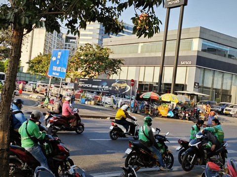 Hãng treo thưởng dịp 30-4 nhưng điều kiện khắt khe, nhiều tài xế tắt app tránh nóng- Ảnh 2. Nhiều tài xế tập trung ở khu vực sân bay Tân Sơn Nhất - Ảnh: CÔNG TRUNG