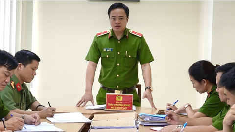 Phá đường dây tội phạm xuyên quốc gia, có một tiệm vàng giao dịch 13.000 tỉ đồng- Ảnh 3. Thiếu tướng Mai Hoàng, phó giám đốc Công an TP.HCM, chỉ đạo phá án - Ảnh: Công an cung cấp