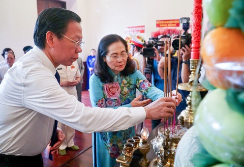 Lãnh đạo TP.HCM dâng hương Chủ tịch Hồ Chí Minh, các anh hùng liệt sĩ- Ảnh 3. Chủ tịch UBND TP.HCM Phan Văn Mãi và Chủ tịch HĐND TP.HCM Nguyễn Thị Lệ dâng hương Chủ tịch Hồ Chí Minh - Ảnh: B.P.