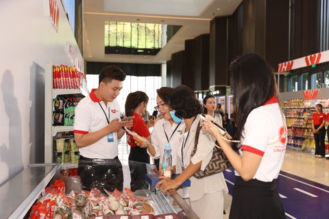 HSBC tăng định giá cổ phiếu Masan- Ảnh 7. Khách mời được tư vấn về các phẩm của MEATDeli tại gian hàng sự kiện