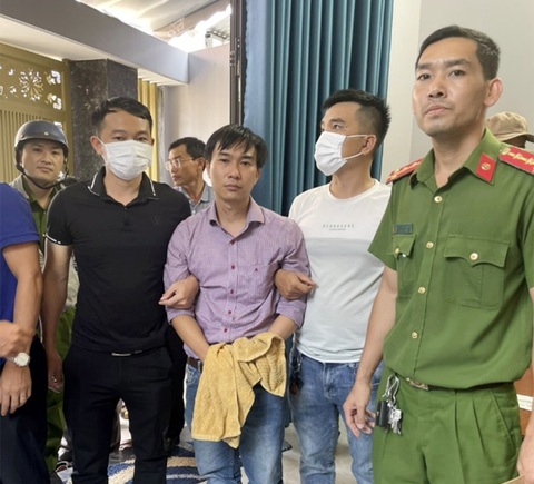 Bác sĩ sát hại, phân xác nữ nhân viên y tế do mâu thuẫn tình cảm- Ảnh 2. Cơ quan công an khám xét nhà của Danh Sơn - Ảnh: Công an Đồng Nai