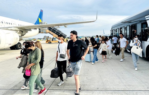 Giá vé cao dịp lễ 30-4, sân bay Tân Sơn Nhất được dự báo có lượng khách đi lại không nhộn nhịp như mọi năm - Ảnh: CÔNG TRUNG Giá vé cao dịp lễ 30-4, sân bay Tân Sơn Nhất được dự báo có lượng khách đi lại không nhộn nhịp như mọi năm - Ảnh: CÔNG TRUNG