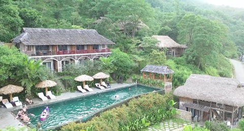 Biển Sầm Sơn chật cứng người, Măng Đen náo nhiệt khách trốn nóng- Ảnh 3. Du khách đã đặt kín phòng tại khu du lịch Pù Luông, Thanh Hóa - Ảnh: HÀ ĐỒNG