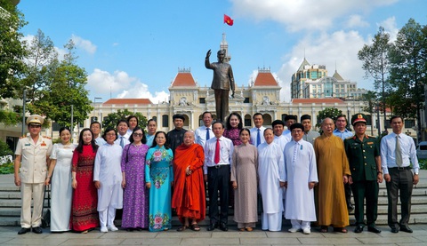 Lãnh đạo TP.HCM dâng hương Chủ tịch Hồ Chí Minh, các anh hùng liệt sĩ- Ảnh 5. Các đại biểu chụp ảnh lưu niệm - Ảnh: B.P.