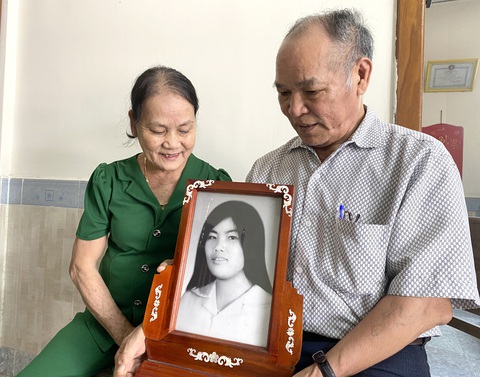 Vợ chồng ông Thành xúc động khi có được bức di ảnh để thờ phụng liệt sĩ Trần Thị Mường - Ảnh: B.D. Vợ chồng ông Thành xúc động khi có được bức di ảnh để thờ phụng liệt sĩ Trần Thị Mường - Ảnh: B.D.