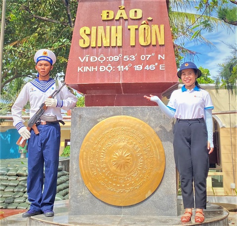 Mai Hải Yến (phải) cùng người lính gác tại đảo Sinh Tồn trong hải trình lần đầu đưa sinh viên ra thăm Trường Sa - Ảnh: NVCC Mai Hải Yến (phải) cùng người lính gác tại đảo Sinh Tồn trong hải trình lần đầu đưa sinh viên ra thăm Trường Sa - Ảnh: NVCC