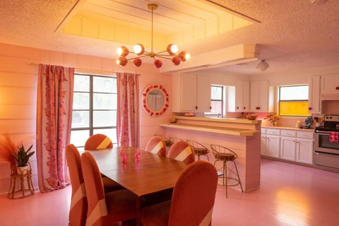 Khám phá ngôi nhà chữ A màu hồng ngọt ngào- Ảnh 7. Căn bếp màu hồng ấm áp - Ảnh: HGTV