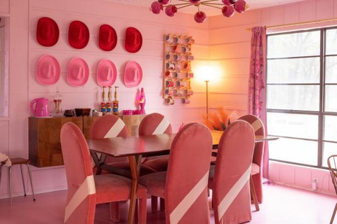 Khám phá ngôi nhà chữ A màu hồng ngọt ngào- Ảnh 8. Nếu từng say mê Ngôi nhà mơ ước Barbie (năm 1978) hoặc khu nghỉ dưỡng Barbie (năm 1994), bạn phải nhìn thấy khung cảnh này - Ảnh: HGTV